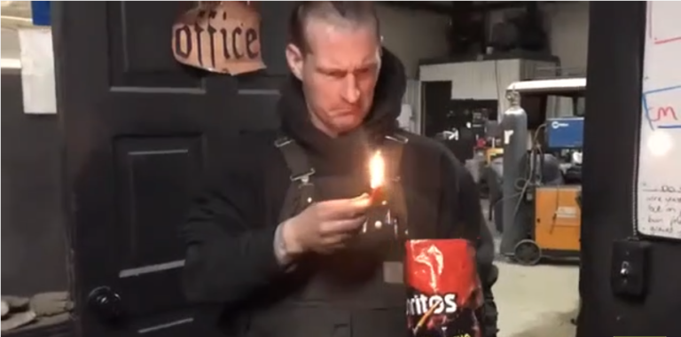 Ce homme complètement dingue mange des chips en feu