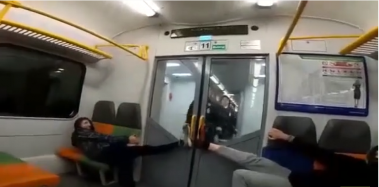 Des jeunes ont trouvé une astuce pour éviter les contrôleurs quand ils arrivent dans leur rame