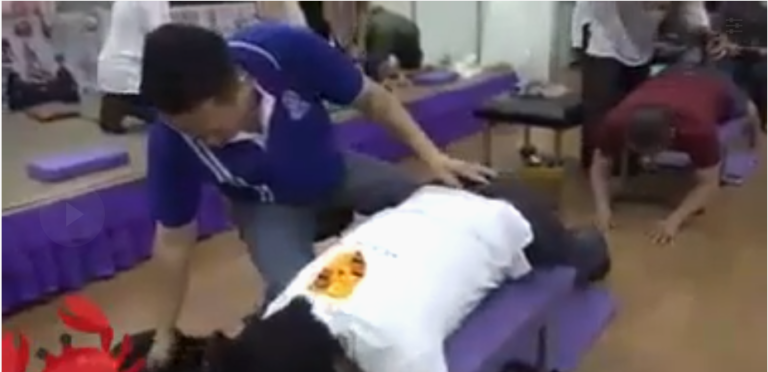 La bonne vieille, technique du marteau pour soigner des douleurs ! WTF !