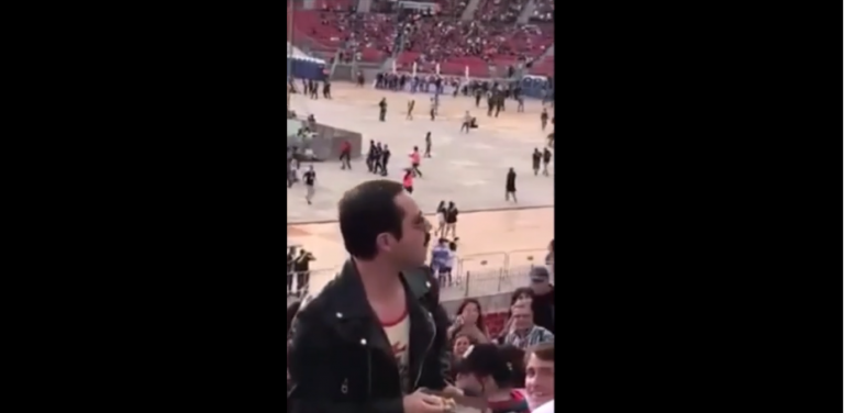 Quand le sosie de Freddie Mercury fait chanter un stade