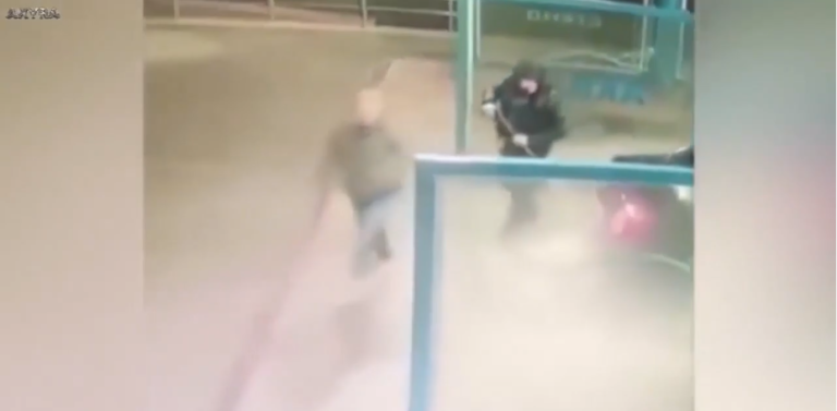 Quand un homme en a marre de se faire engueuler par sa copine à la station service