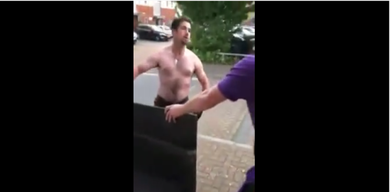 Ras le bol de voir un mec le provoquer devant chez lui, il va donc finir par le calmer