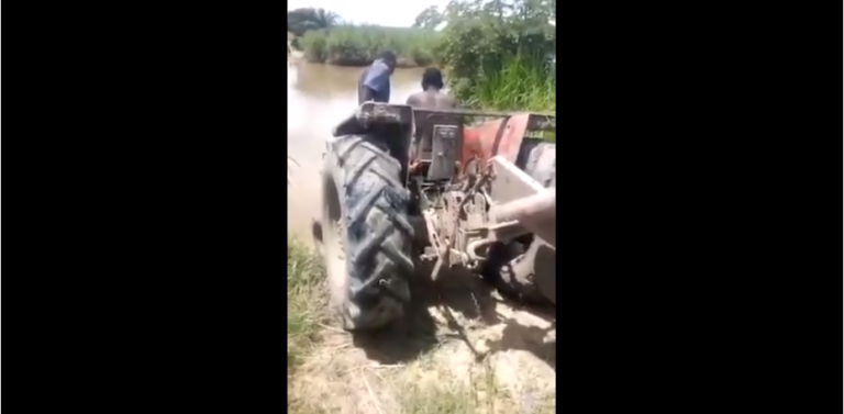 Traverser une rivière avec un tracteur, c&rsquo;est possible !