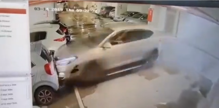 Un automobiliste confond l’accélérateur et le frein en entrant dans un parking