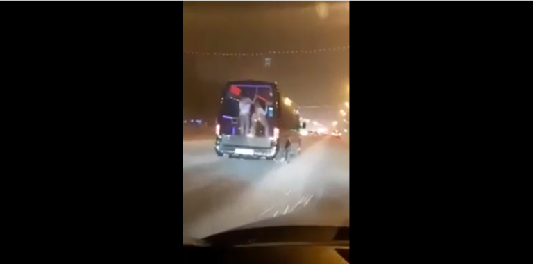 Un automobiliste croise une camionnette avec des strip-teaseuses qui dansent ?!?