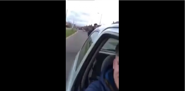 Un automobiliste fait une mauvaise blague à un cycliste