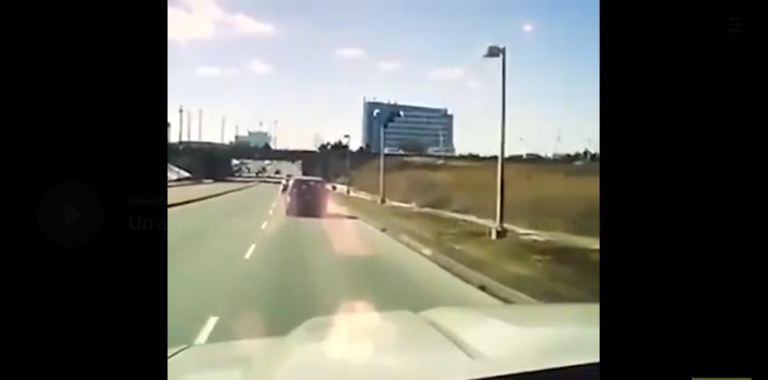 Un avion passe devant une voiture avant de se crasher