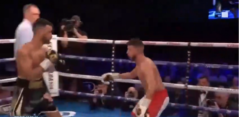 Un boxeur nargue son adversaire et se prend un KO à quelques secondes de fin !