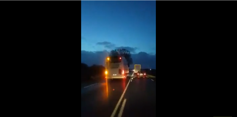 Un chauffeur de FlixBus prend des risques inconsidérés pour doubler un camion