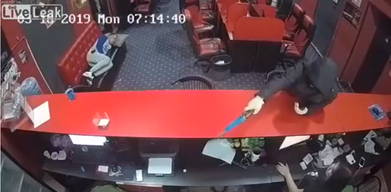 Un homme dort pendant le braquage d&rsquo;un magasin