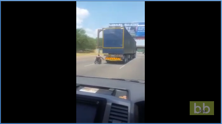 Un homme en fauteuil roulant s’accroche à un camion !?!