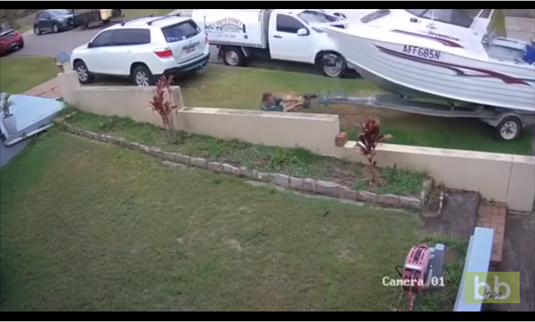 Un homme tente de rattraper son bateau qui veut ce faire la malle !