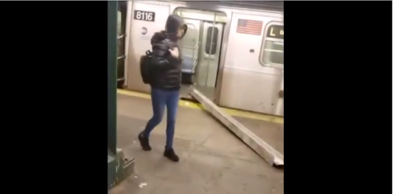 Un homme veut faire entrer une poutre dans le métro new-yorkais