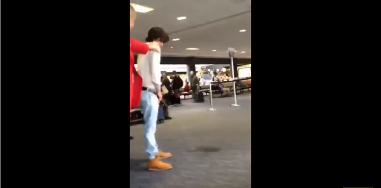 Un jeune homme passe un sale moment après avoir uriné dans le terminal de l’aéroport