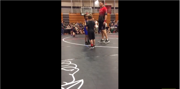 Un jeune lutteur y va un peu fort avec son adversaire