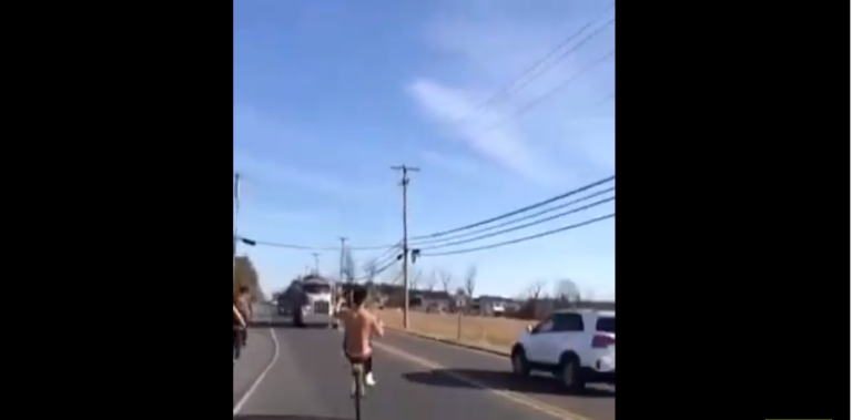 Un jeune s’amuse à frôler des véhicules à vélo