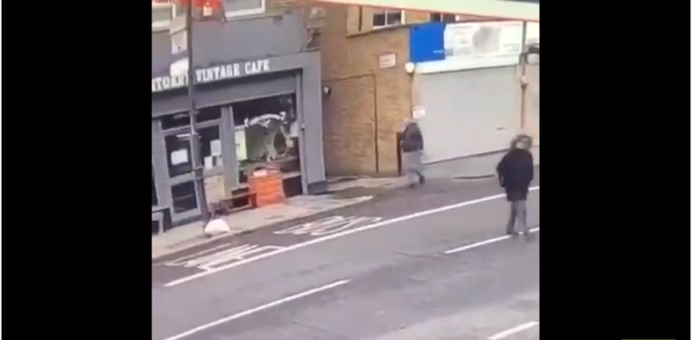 Un piéton frôle la mort à 2 secondes près quand le toit d’un immeuble s’effondre