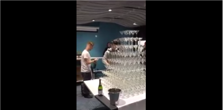 Un serveur se foire en voulant remplir une cascade de champagne