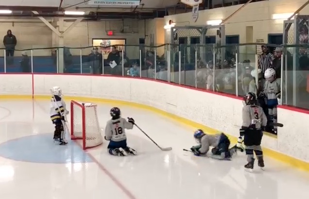 Une entrée compliquée sur une patinoire pour des jeunes hockeyeurs