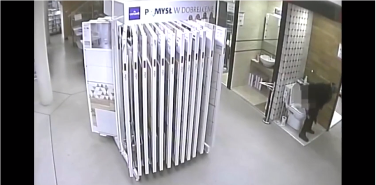 Une femme fait sa petite commission tranquillement dans un magasin