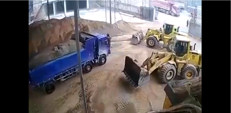 Une femme se fait emporter par erreur par une tractopelle et se fait ensevelir