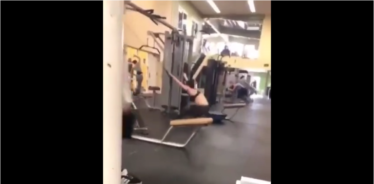 Une femme s’entraine comme une guerrière à la salle de muscu