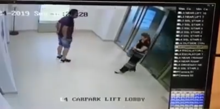 Une énorme porte vitrée tombe sur la tête d&rsquo;une femme