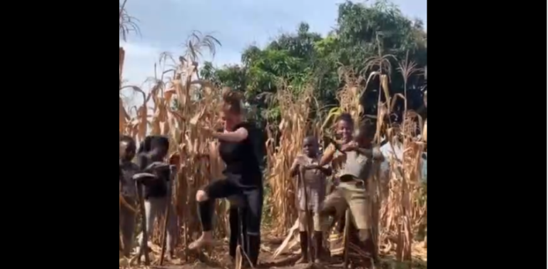 Une jeune femme fait une chorégraphie superbe de danse avec un enfant africain