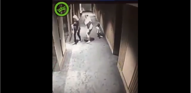 Un enfant se venge contre un adulte qui l’a fait tomber dans le couloir d’un hôtel