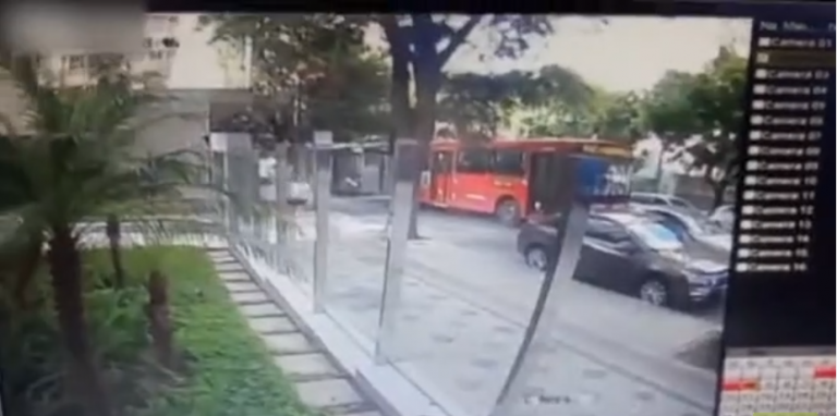 Une femme veut se cacher derrière une voiture pour faire ses besoins