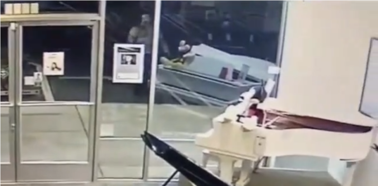 Un homme fracasse la vitrine d’un magasin en pleine nuit pour voler….