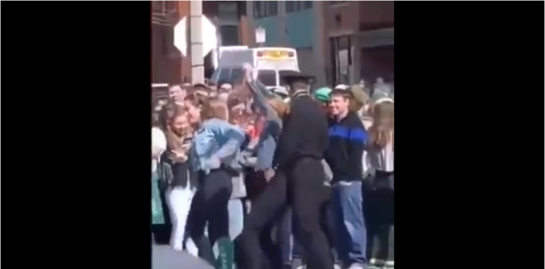 Un policier se fait draguer par une fêtarde de la Saint-Patrick et ne résiste pas à la tentation