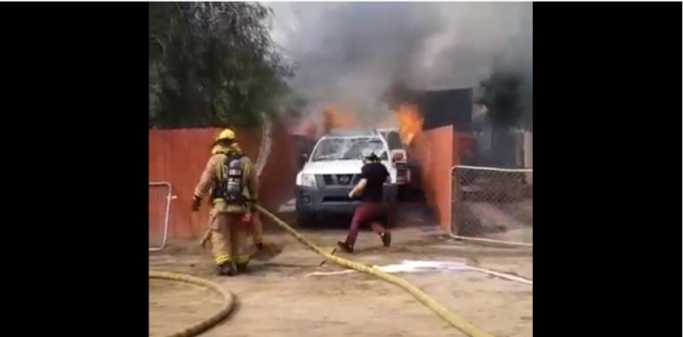 Un homme entre dans une maison en feu et risque sa vie pour sauver son chien