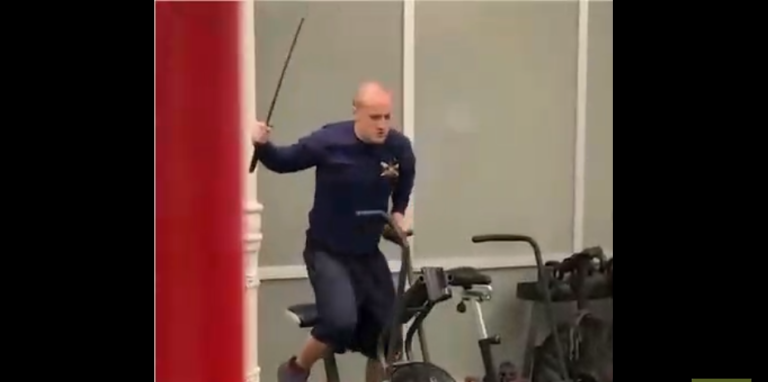 Cet homme s’entraine à la salle de sport… avec un katana dans les mains !