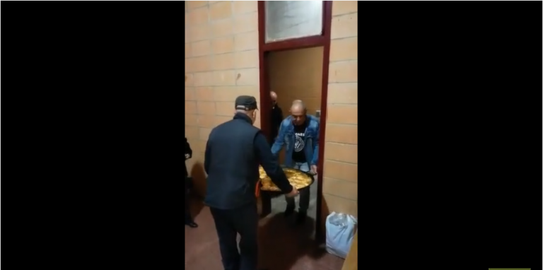 Ces deux hommes vont-ils réussir à traverser une porte avec une poêle géante ???