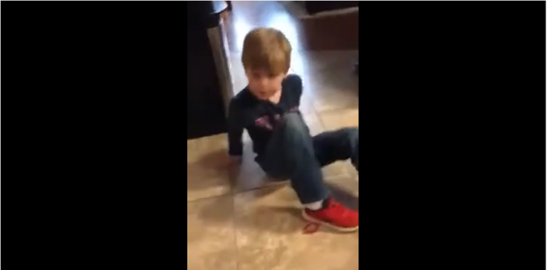 Cet enfant nous montre une astuce incroyable pour faire ses lacets