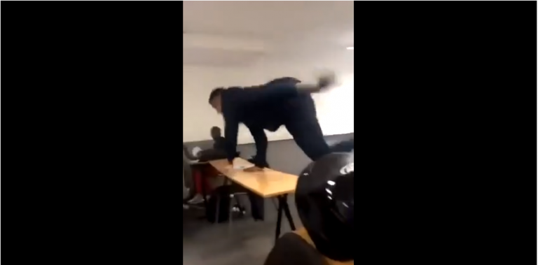 Des lycéens s’amusent dans leur salle de classe