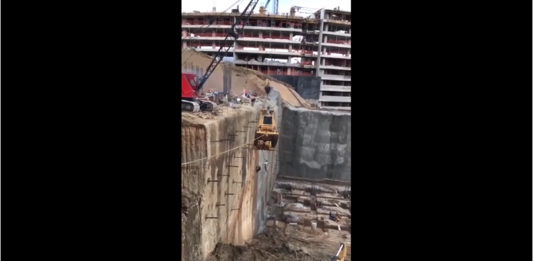 Des ouvriers ont la mauvaise idée de remonter un engin de construction avec une grue