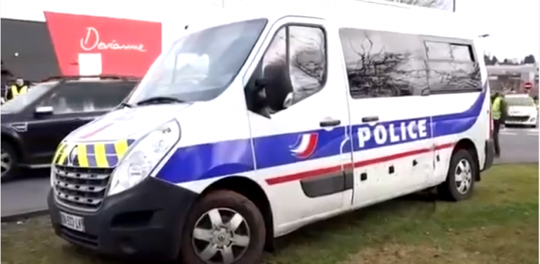 Des policiers embourbés se font chambrer par des Gilets Jaunes