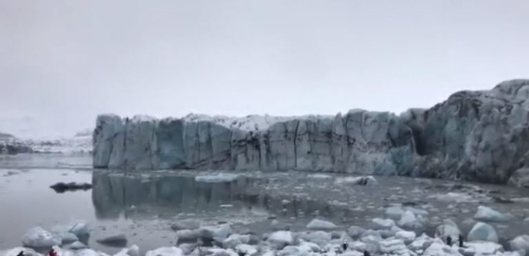 Des touristes en paniquent quand un glacier s’effondre sous leurs yeux en Islande