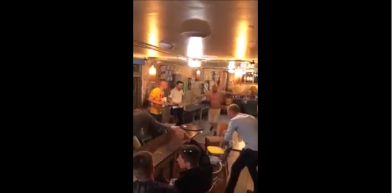 Faceplant magistral contre une table dans un pub