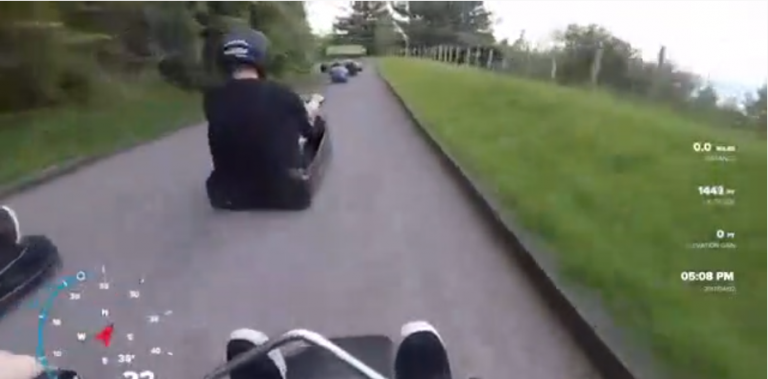 Ils font une course de luge d’été, absolument grandiose !