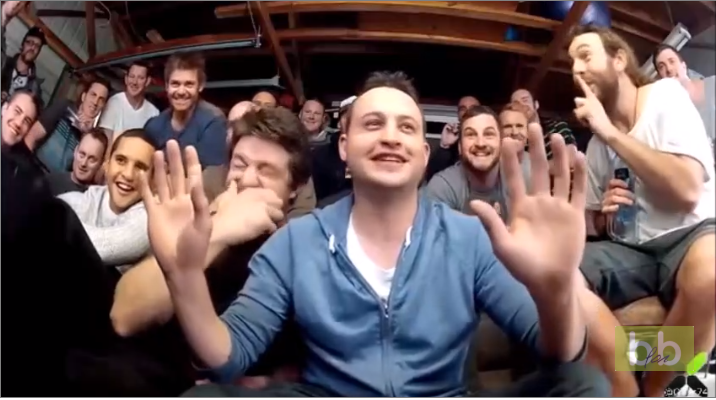 Ils remplacent l’eau de tous les robinets de la maison de leur ami par de la bière