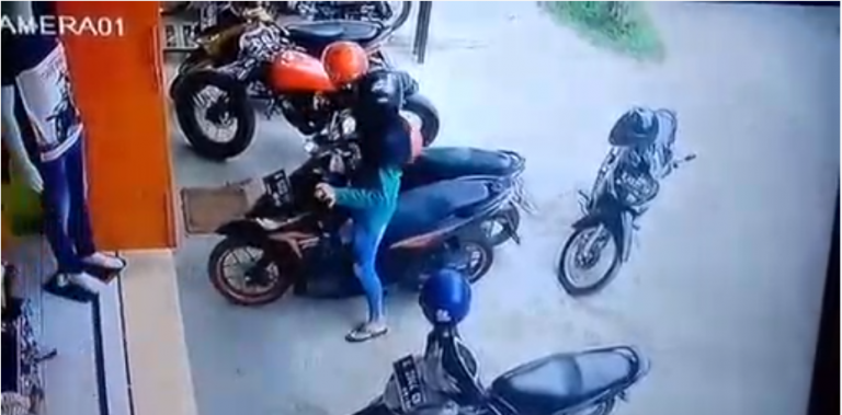 Le créneau raté d&rsquo;une femme en moto