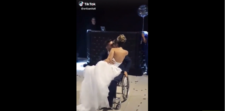 Les témoins viennent aider le marié handicapé à se lever pour qu’il puisse danser avec sa femme