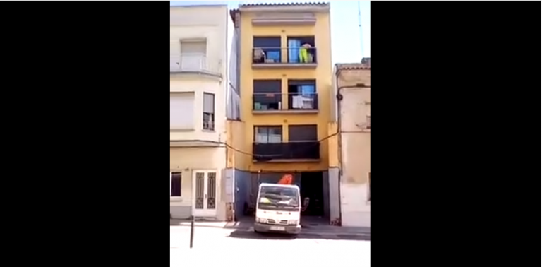 Passer le canapé par le balcon au 3eme étage…