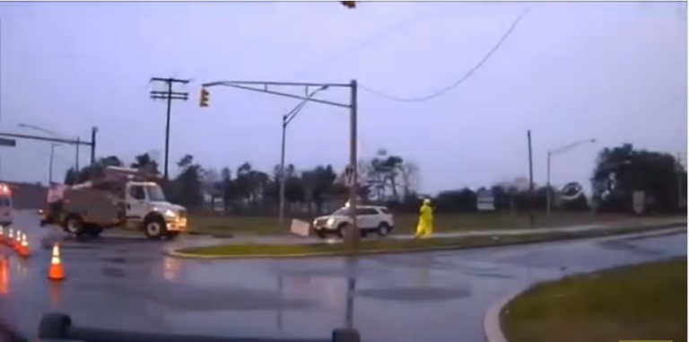 Régis a la mauvaise idée de manipuler un câble électrique abîmé alors qu’il pleut