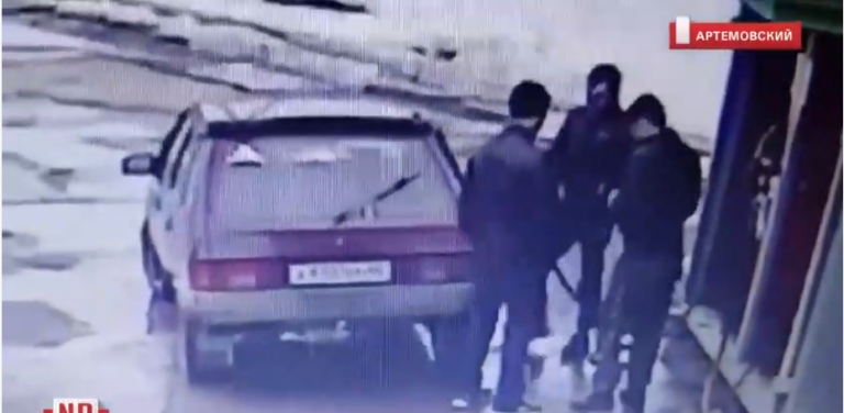 Trois idiots allument leurs cigarettes juste à côte d’une pompe à essence