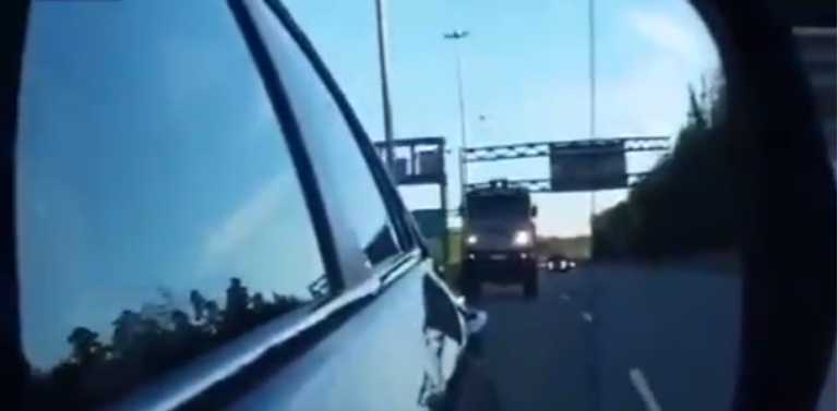 Un camion veut le dépasser alors qu’il roule déjà à 160 km/h !