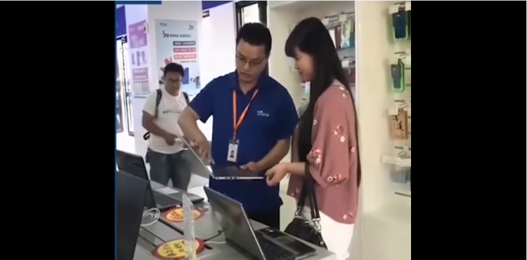 Un client « débile » teste un ordinateur qui se plie dans les deux sens